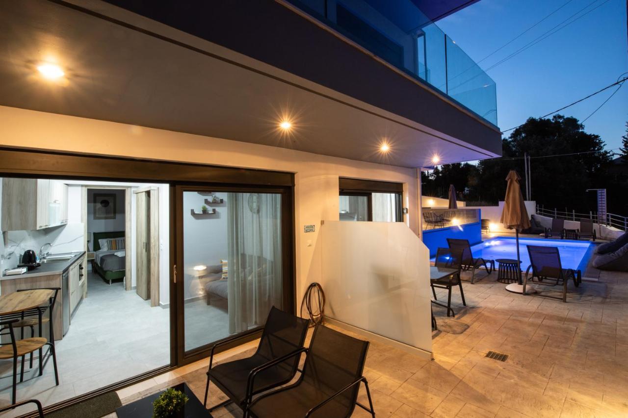 Angelica'S And Irene'S Design Apartments Swimming Pool นิเกียนา ภายนอก รูปภาพ